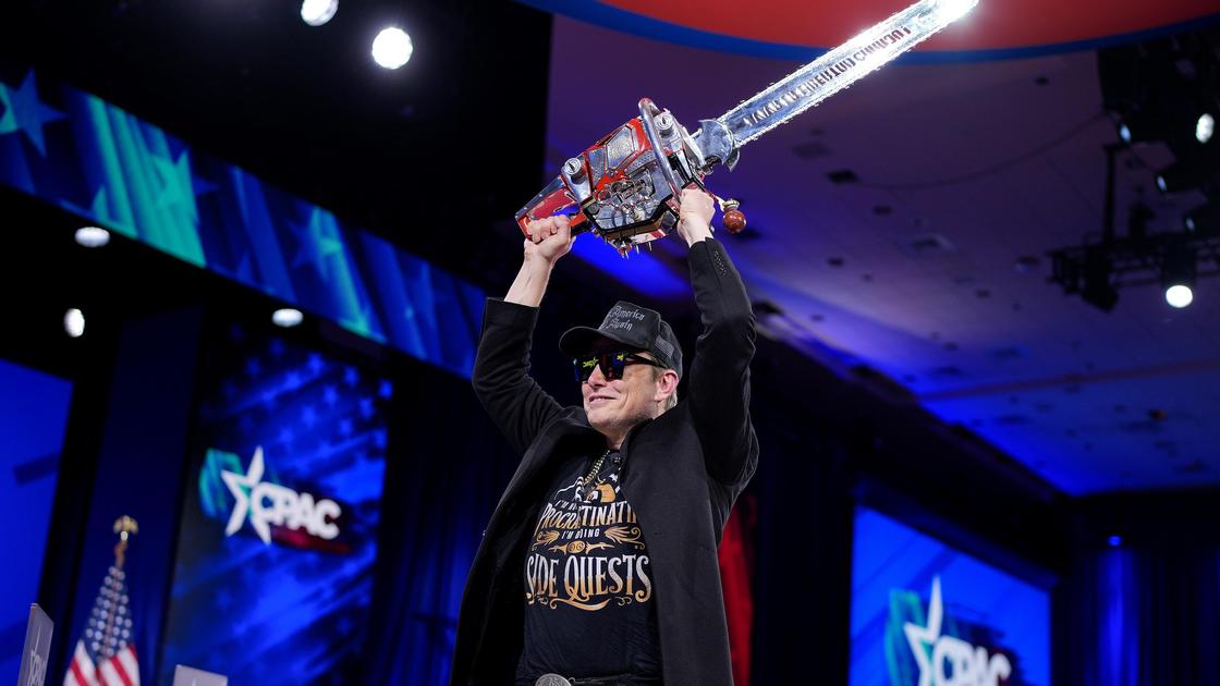 Илон Маск с бензопилой