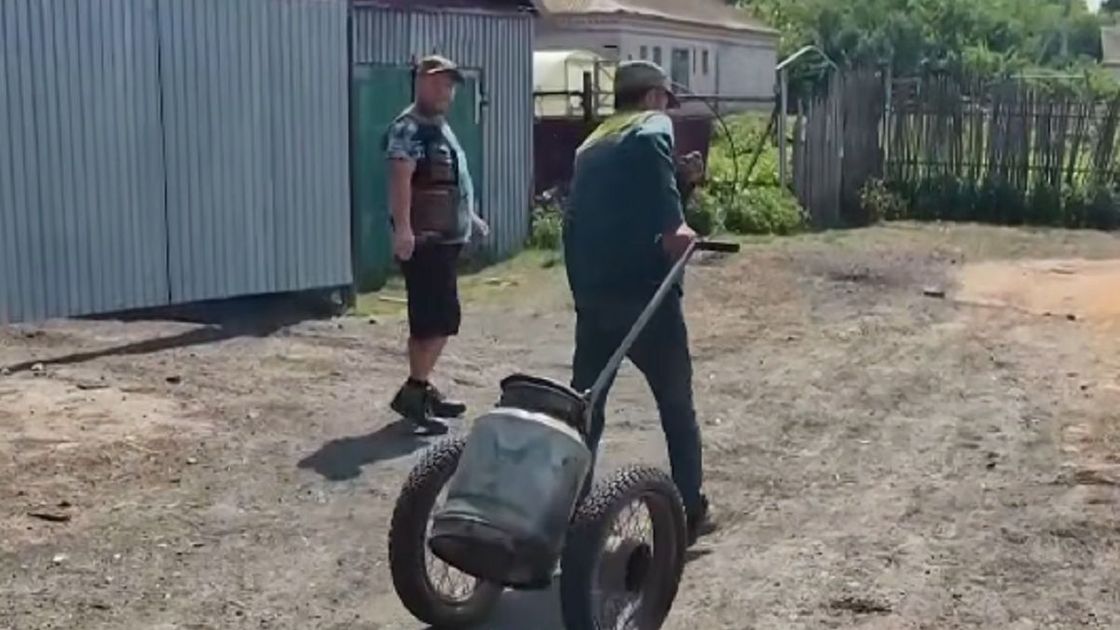 Жители села везут воду