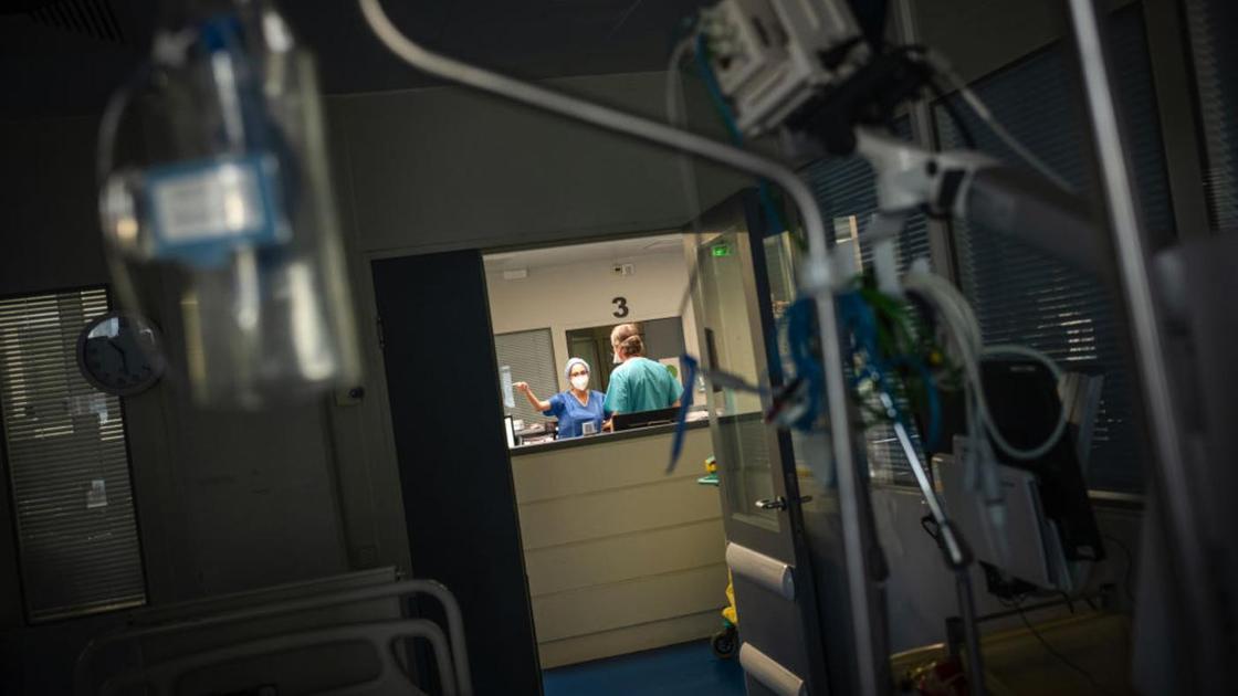 Два медработника стоят в коридоре больницы
