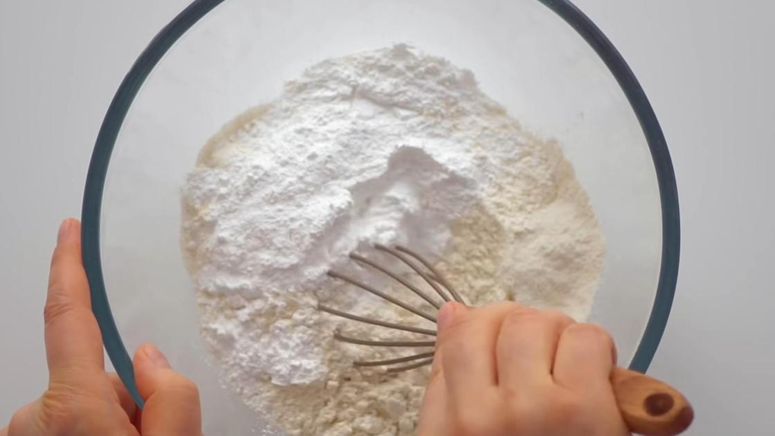 Смешивание в миске сухих ингредиентов: муки, соли, сахарной пудры венчиком