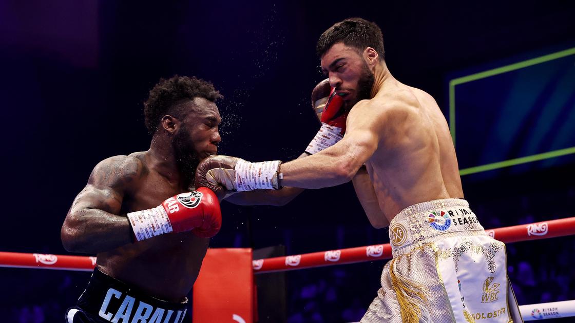 Боксеры Карлос Адамес и Хамза Шираз (слева направо)