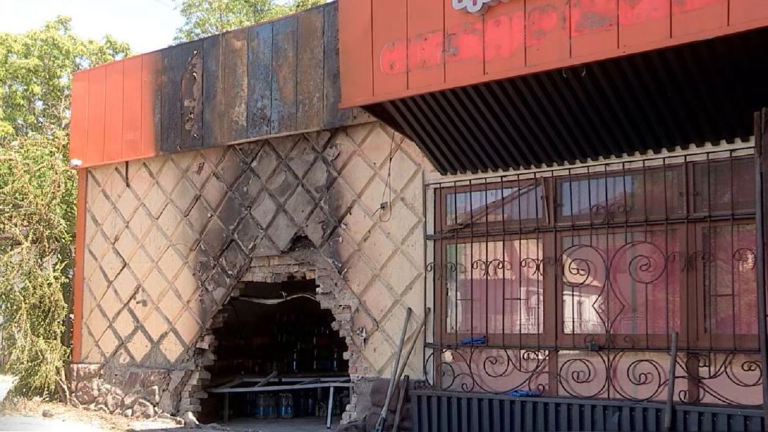 Поврежденный после ДТП магазин