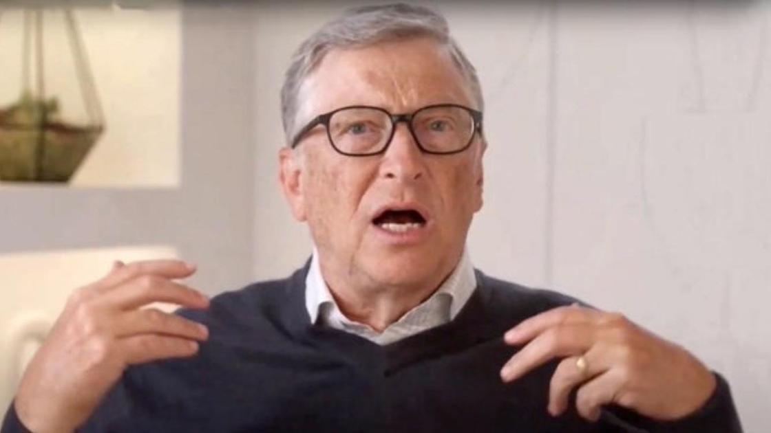 Билл Гейтс с обручальным кольцом на пальце
