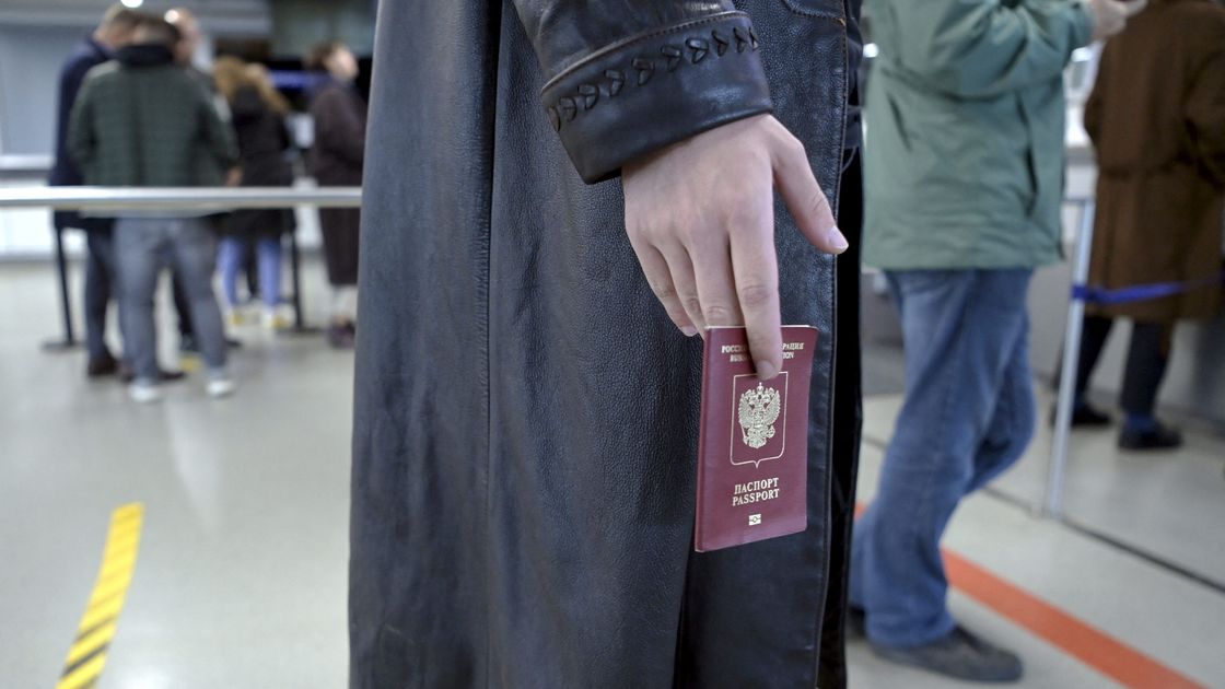 Человек с паспортом РФ