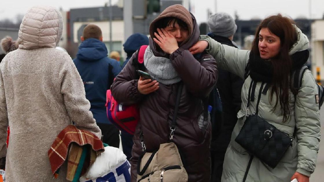 Люди с сумками и чемоданами покидают Украину