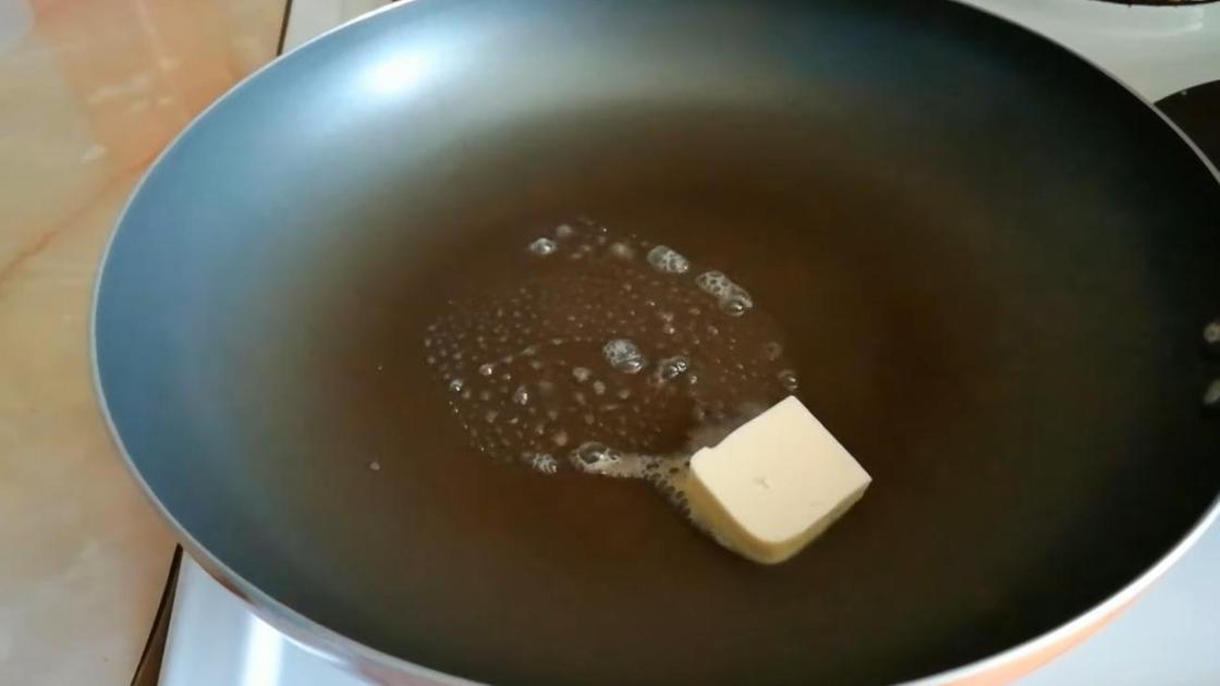 Сливочное масло топится на горячей сковороде