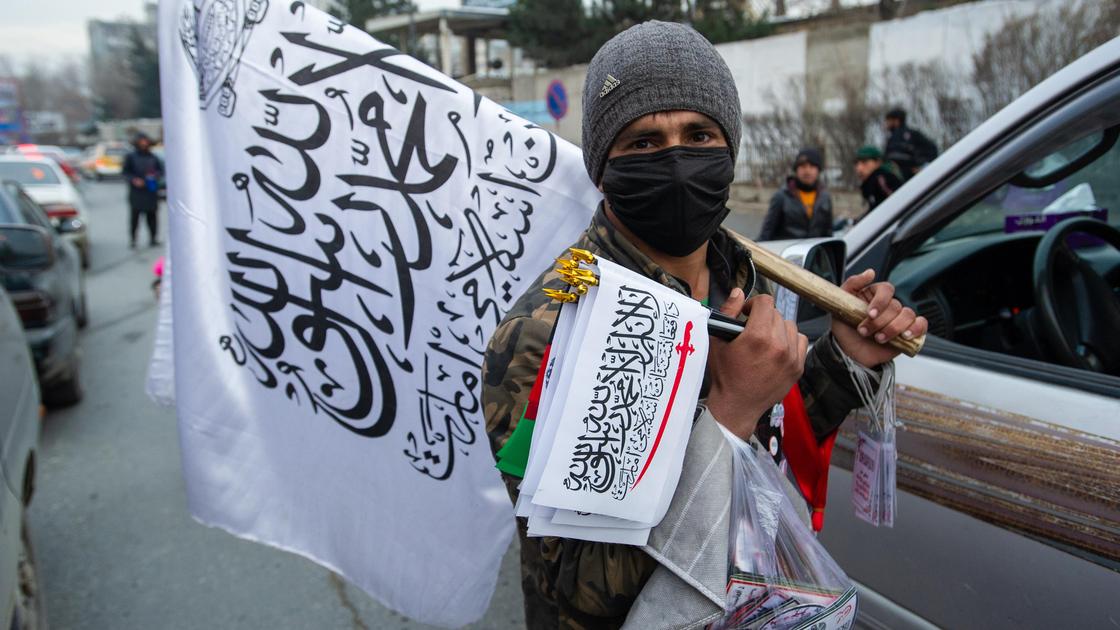 Мужчина с флагами "Талибана"