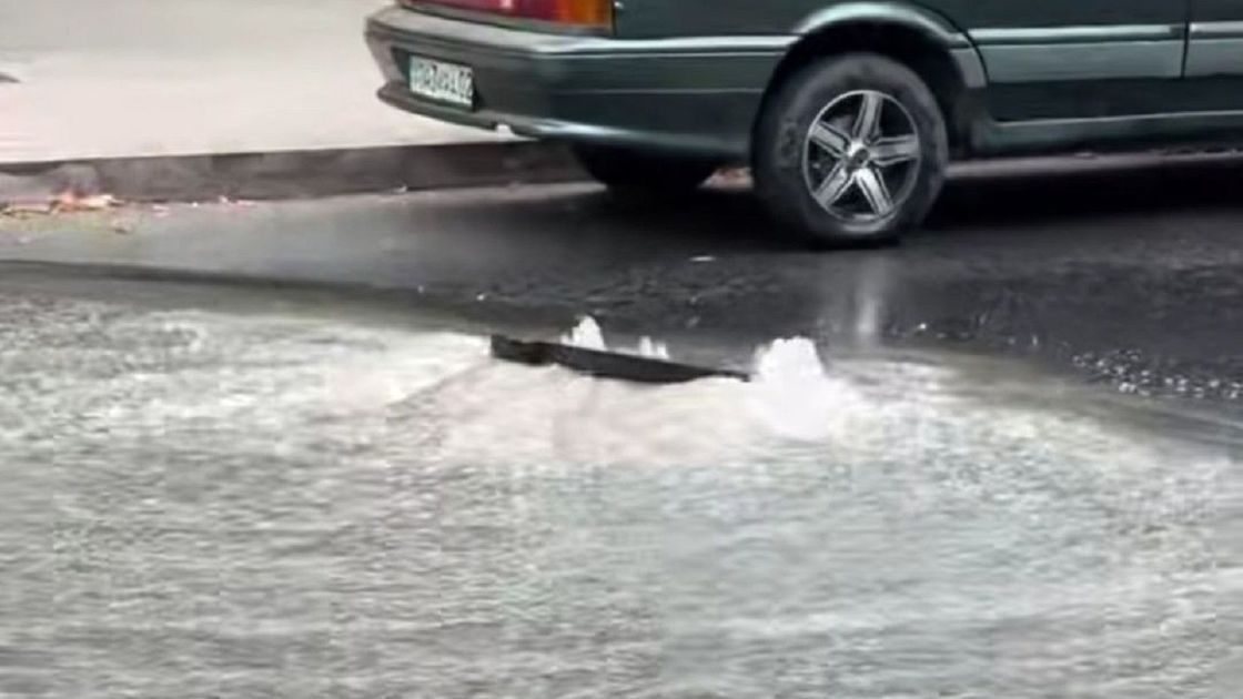 Из колодца бежит вода
