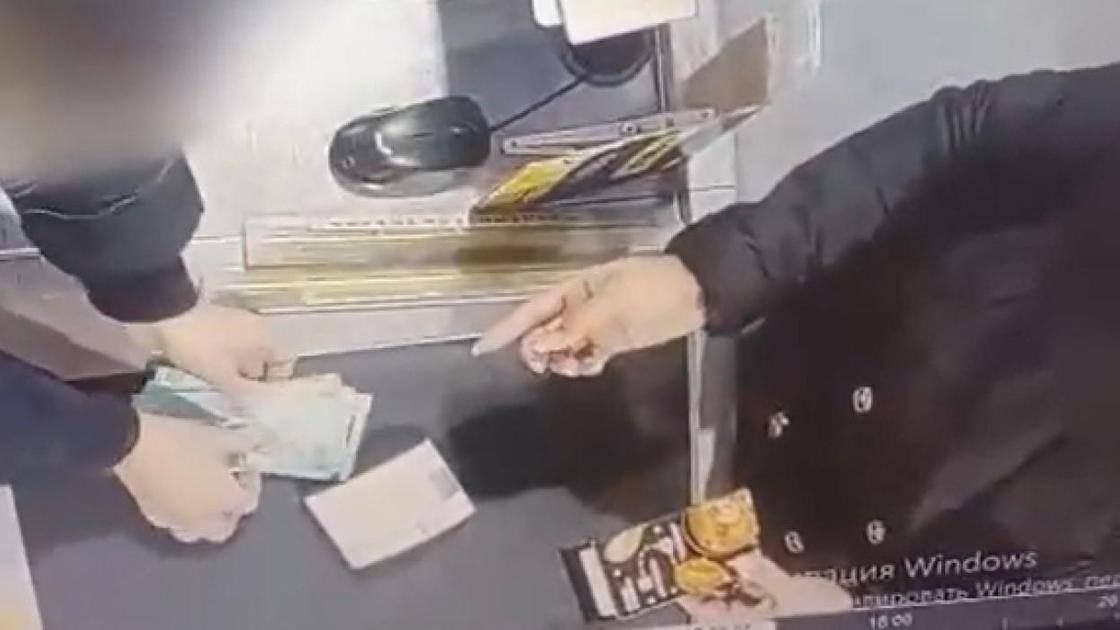 Женщина забрала лишние 20 тыс. тенге