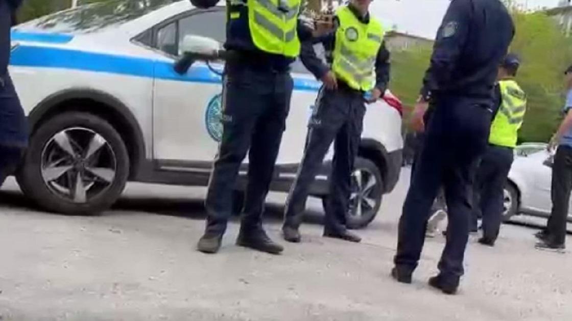 Полиция задерживает футбольных фанатов.