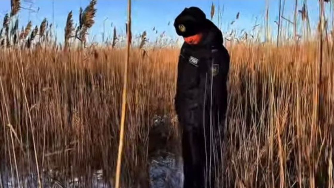 Полицейский ищет рыбака