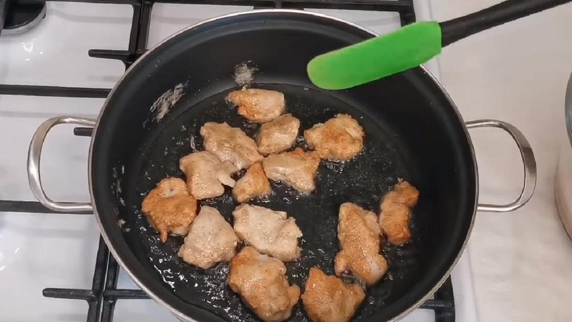 Кусочки филе на сковороде