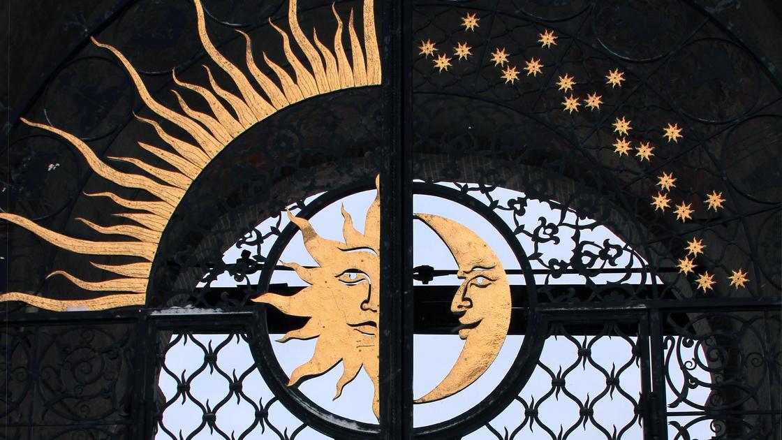 Кованные ворота с изображением Солнца и Луны
