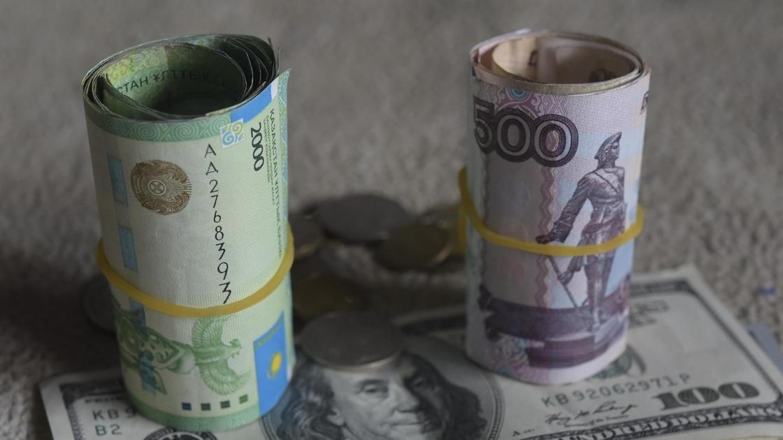 Тенге, рубли, доллары на столе