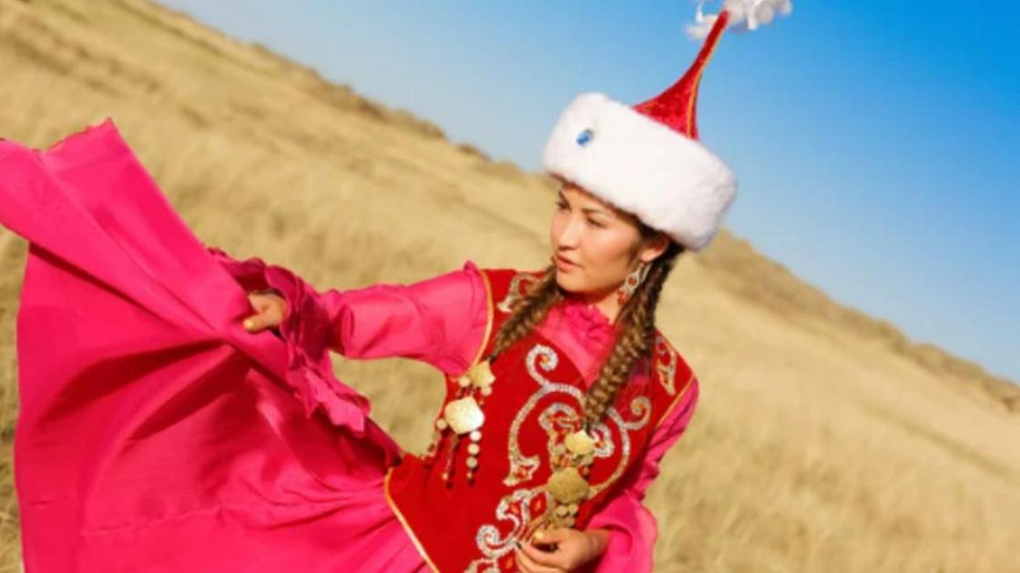 Девушка в казахском национальном наряде
