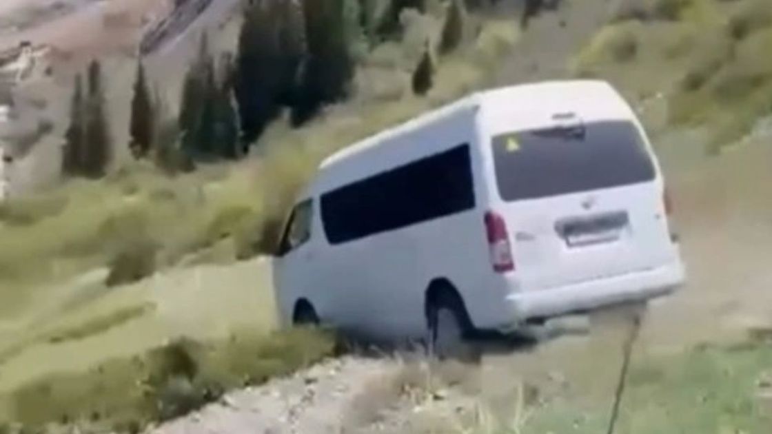 Көлсайда автобус жардан құлады