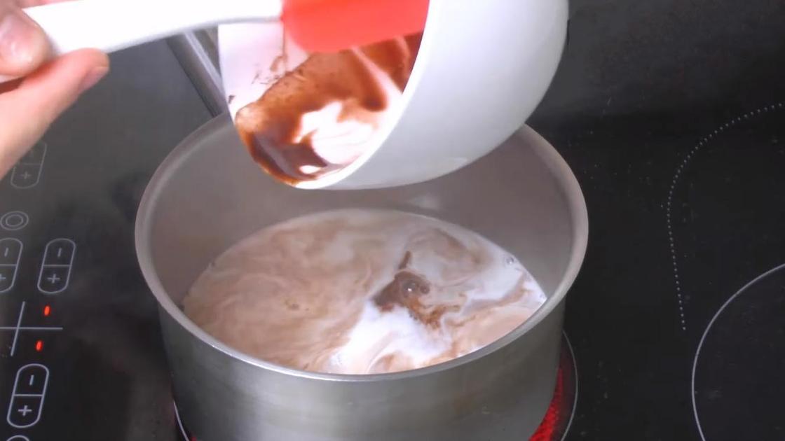 Добавление в молоко какао-порошка смешанного с водой и сахаром
