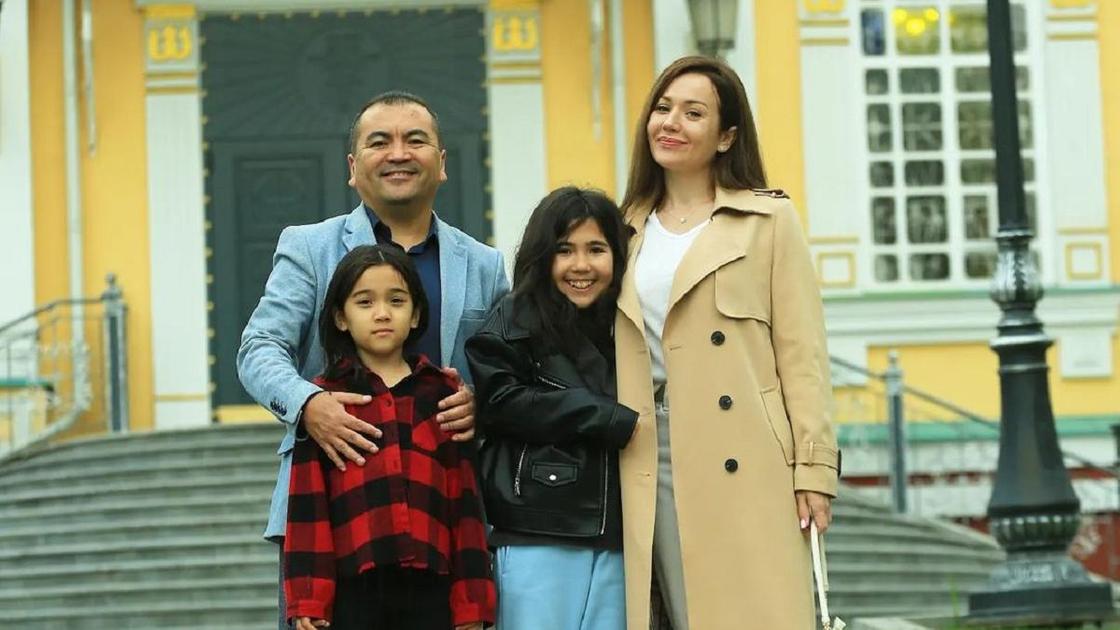 Сейфуллин Жолбарыс с супругой Екатериной и дочерьми