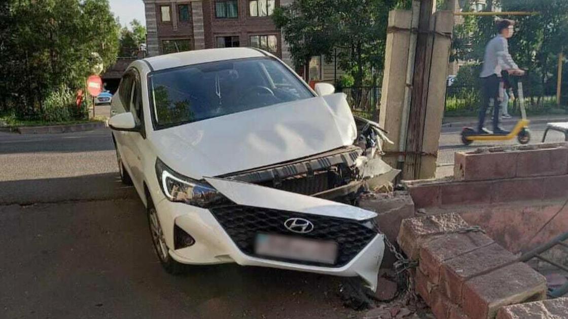 Автомобиль врезался в каменную стену