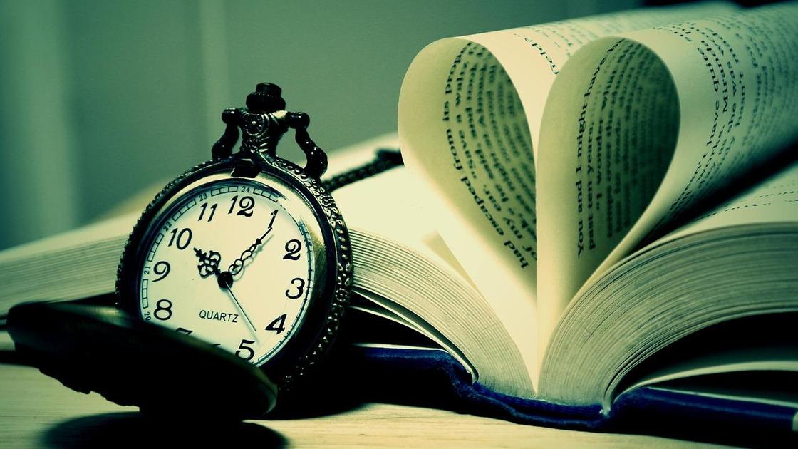 книга и часы