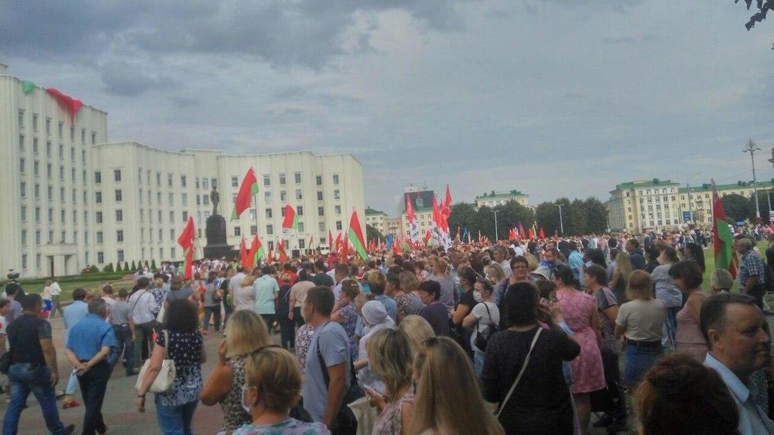 Протестующие в Могилеве с флагами Беларуси