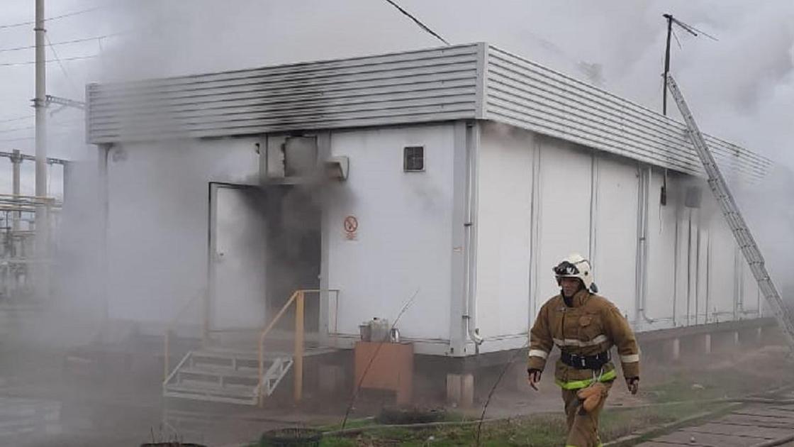 Пожарный на фоне горящего здания