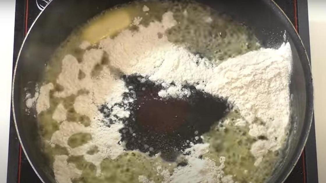 Смешивание растопленного сливочного масла и муки для соуса бешамель