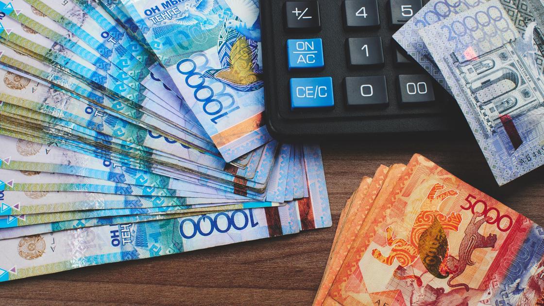 Тенге и калькулятор