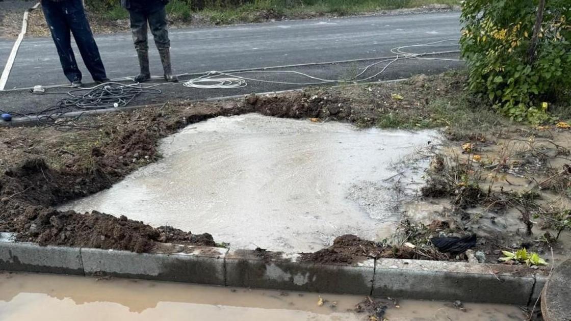 В Экибастузе повредили водопровод возле роддома