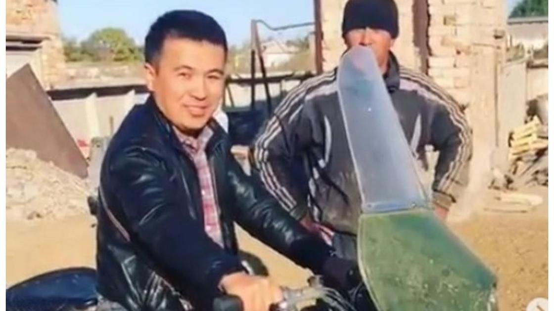 Асхат Тарғын мотоциклдің үстінде Асхат Тарғын мотоциклдің үстінде
