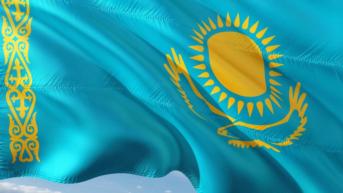 флаг Казахстана развевается на ветру