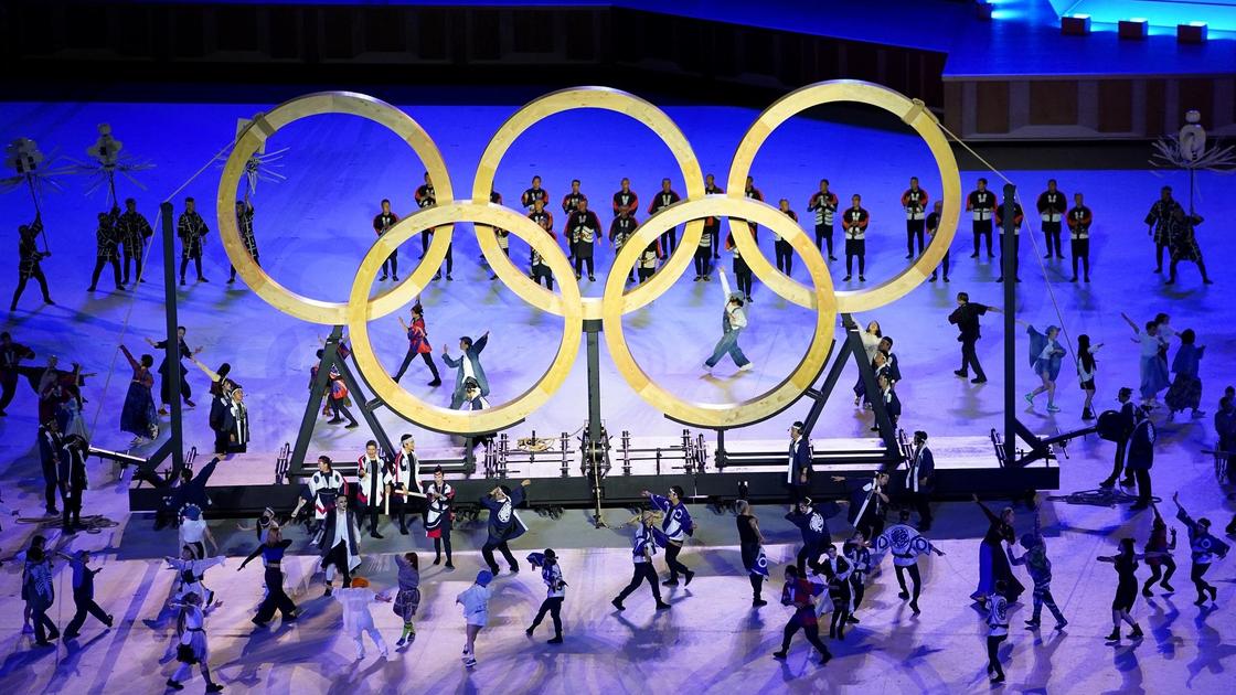 Деревянные олимпийские кольца на церемонии открытия Олимпиады