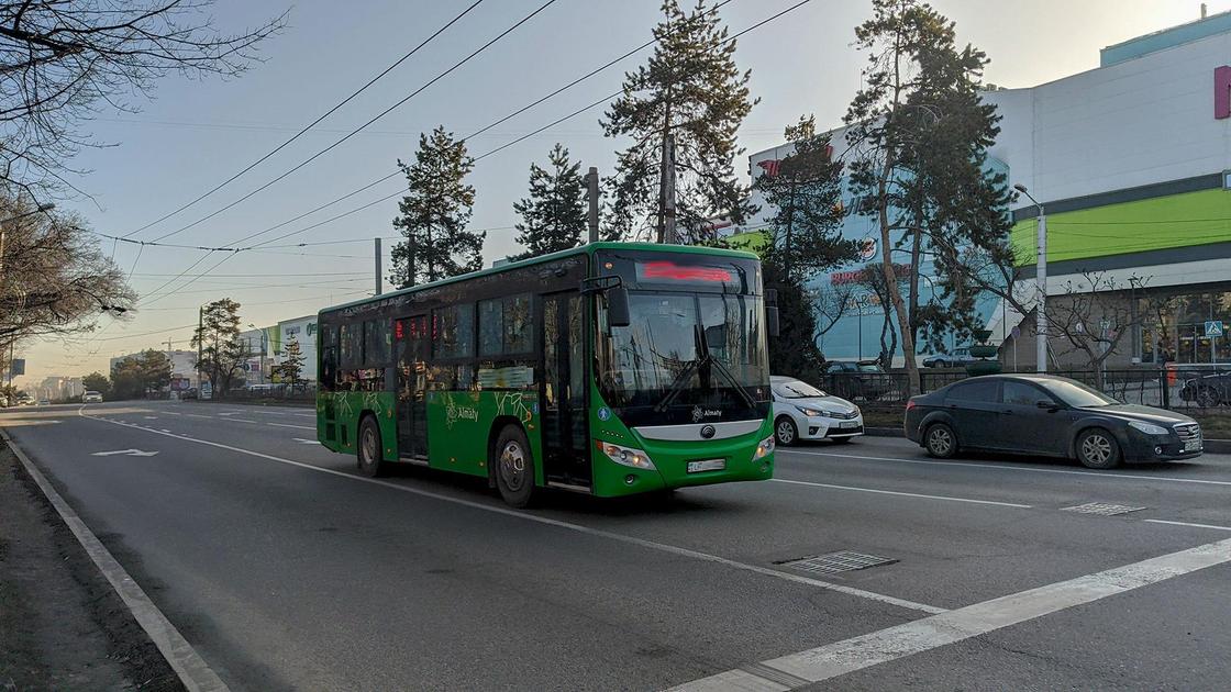 Автобус едет по улице в Алматы