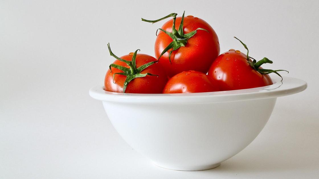 Глубокая тарелка с помидорами