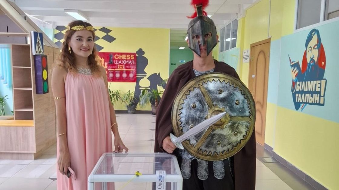 Алматинец пришел на избирательный участок в костюме Одиссея