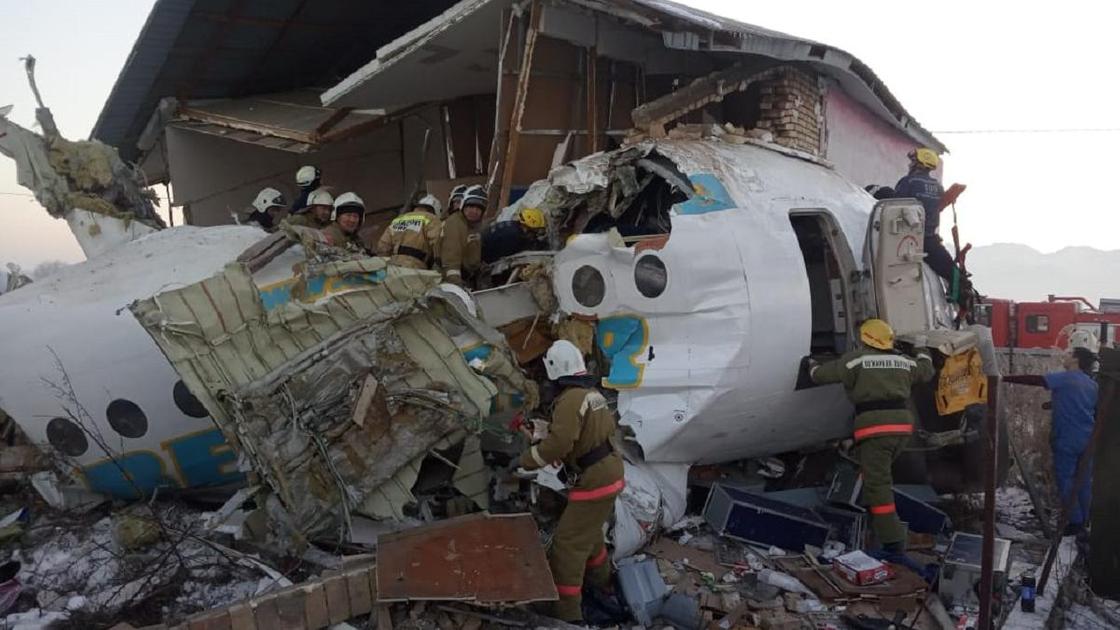 Спасатели работают на месте крушения самолета Bek Air