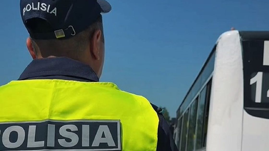 Полицейский и автобус