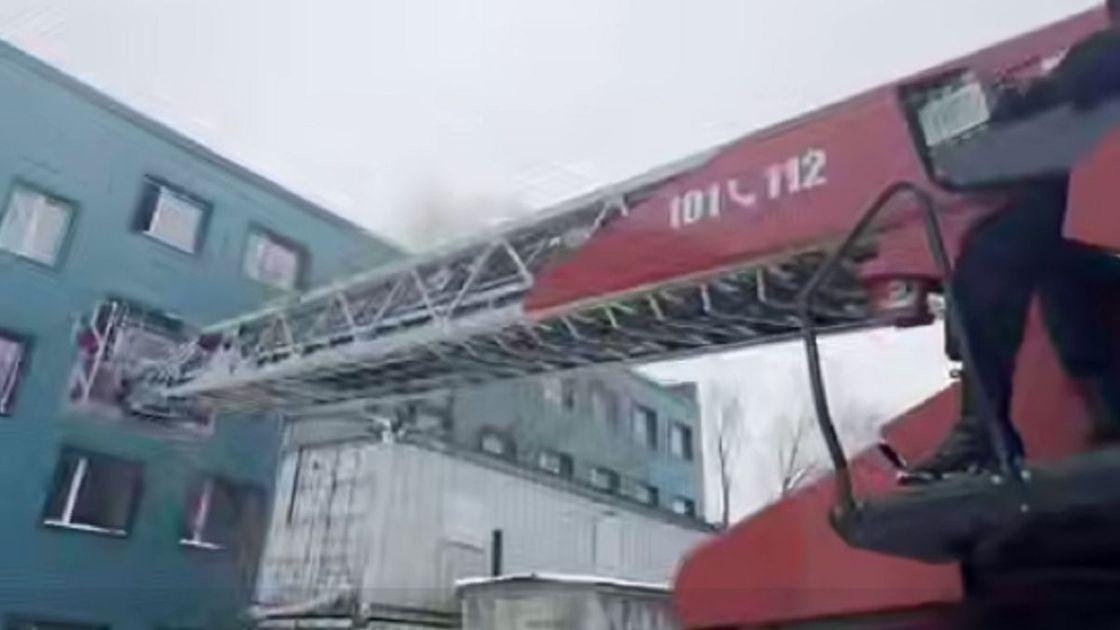 Пожарные тушат пожар