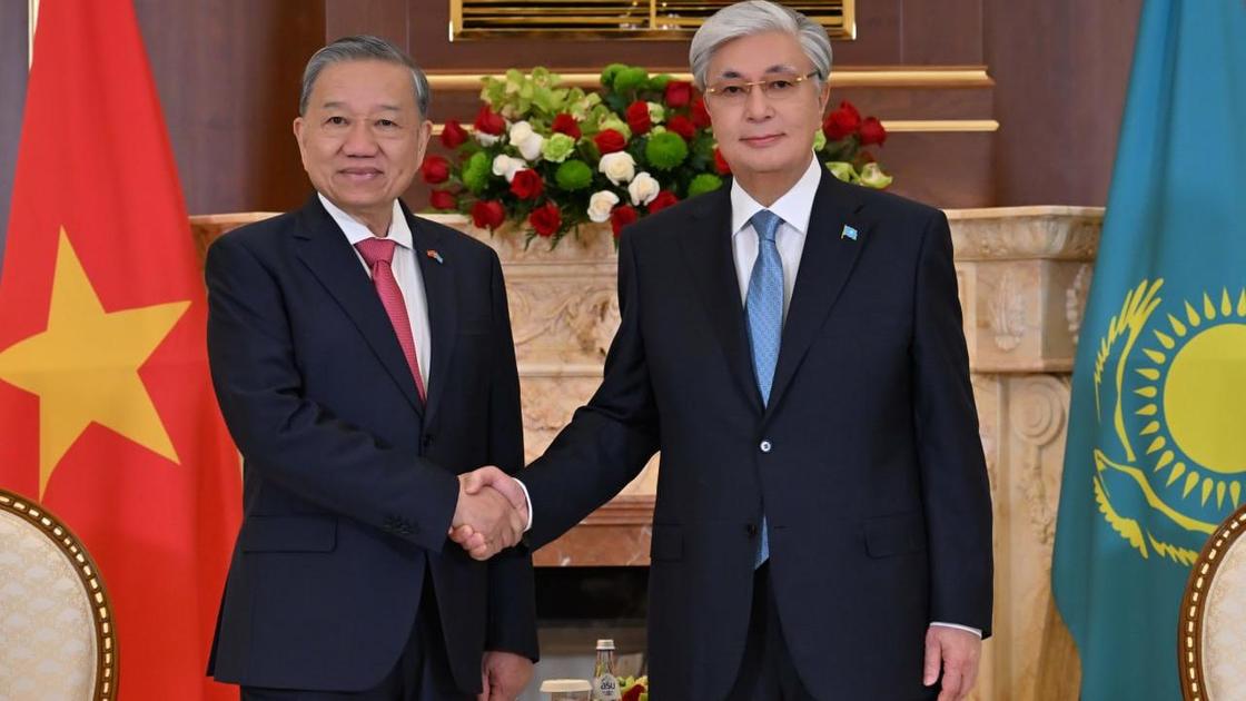 Касым-Жомарт Токаев и То Лам