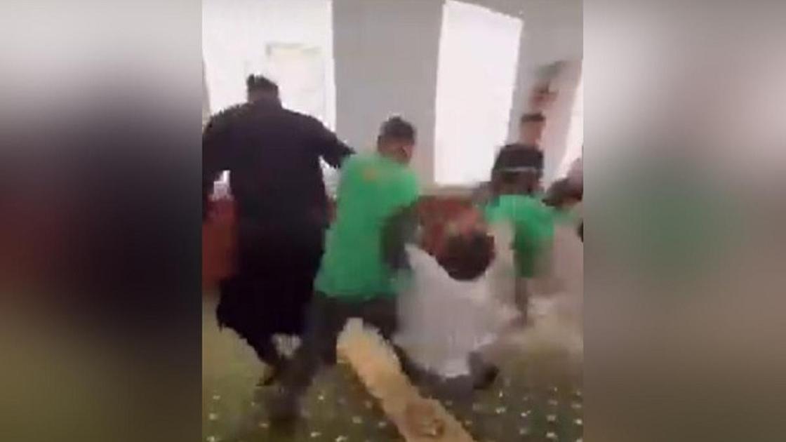 Мужчину выволакивают из мечети в пригороде Атырау