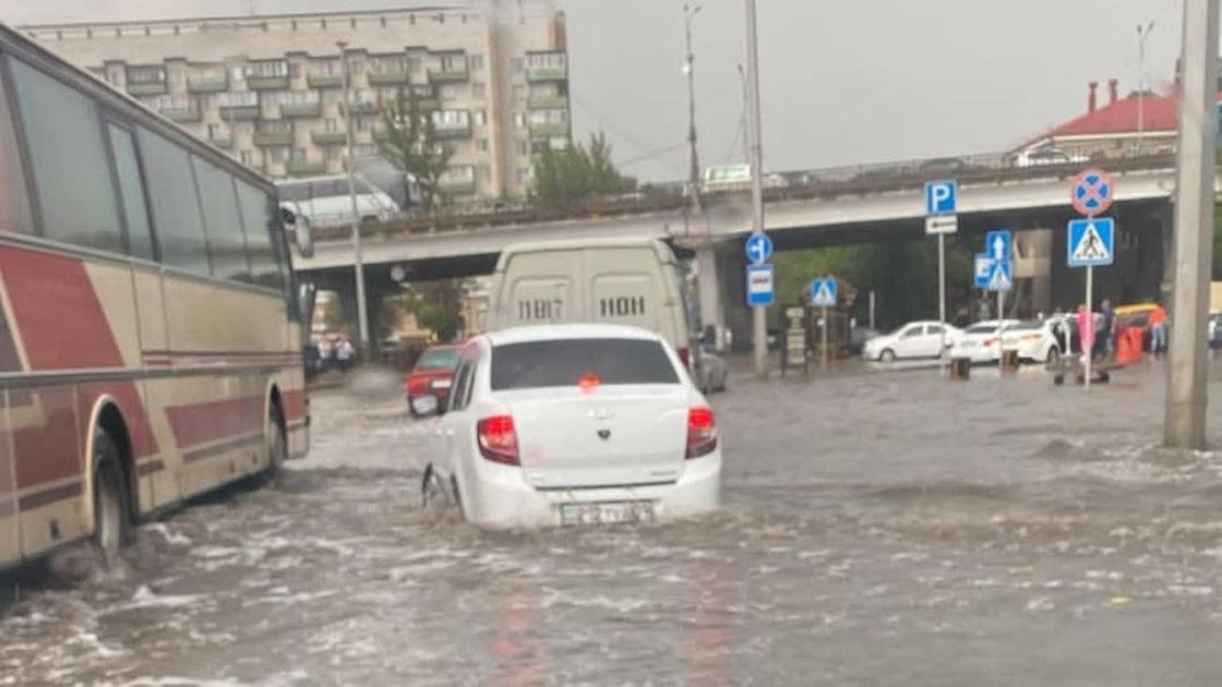 Улицы Караганды затопило дождем