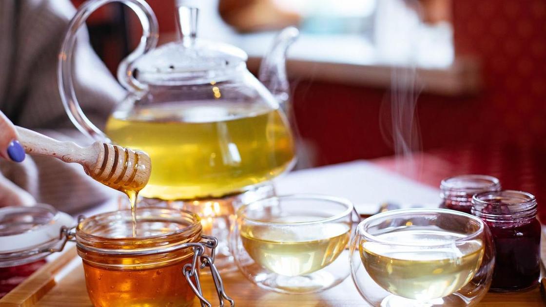 Травяной чай, мед, варенье