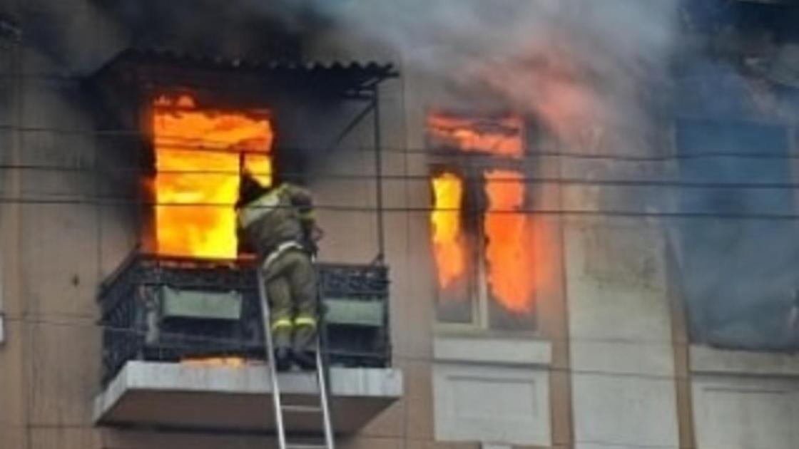 Пламя охватило квартиру