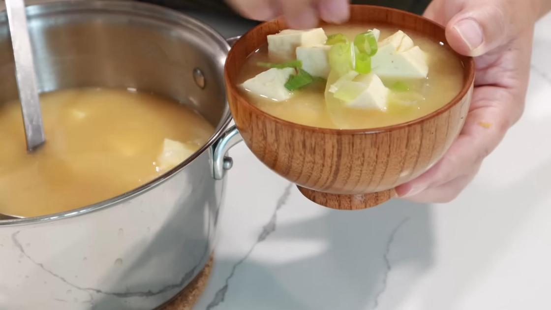 Мисо-суп с тофу и зеленым луком в глубокой пиале