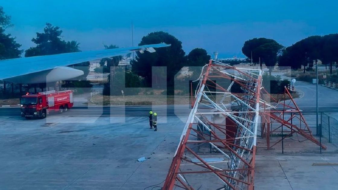 Самолет врезался в столб в Турции