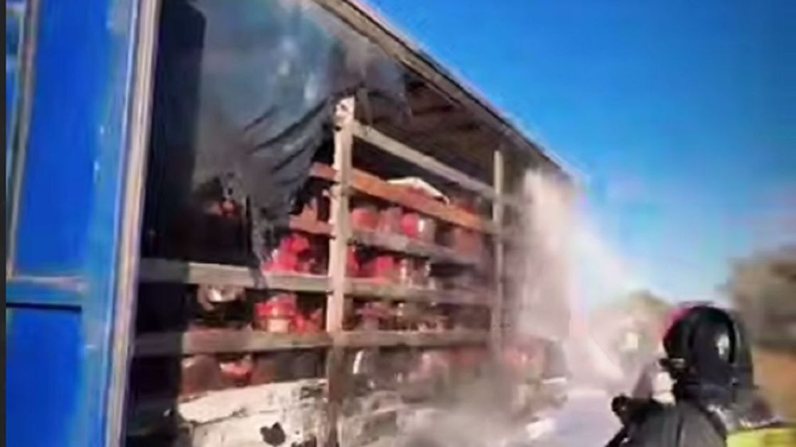 Пожарные тушат пожар