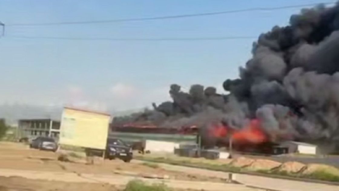 Пожарные тушат пожар