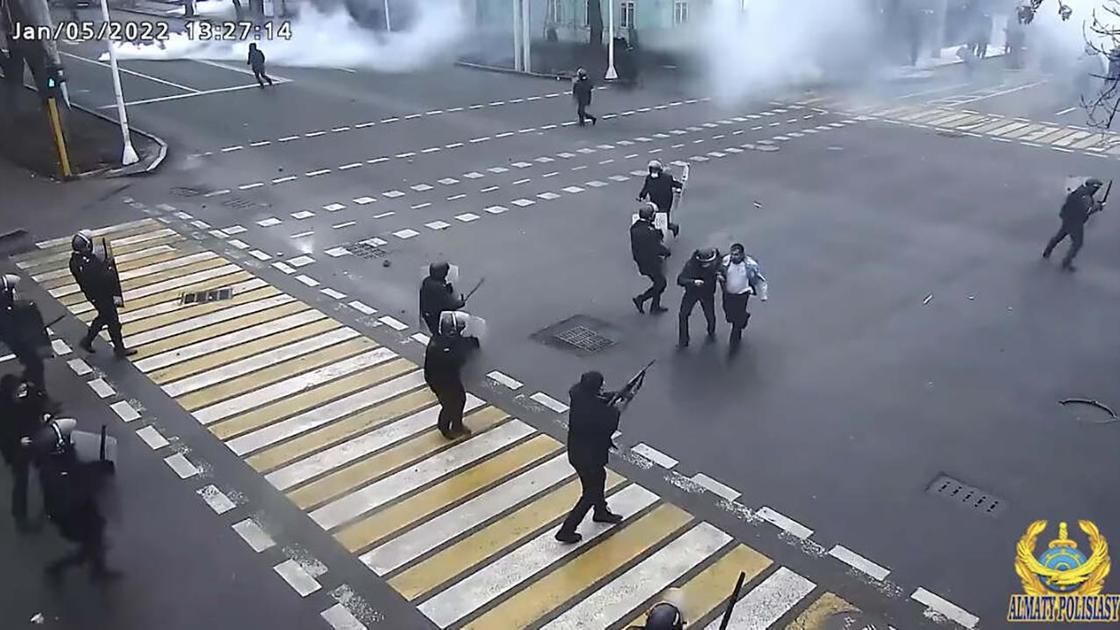 Избиение полицейских во время беспорядков в Алматы