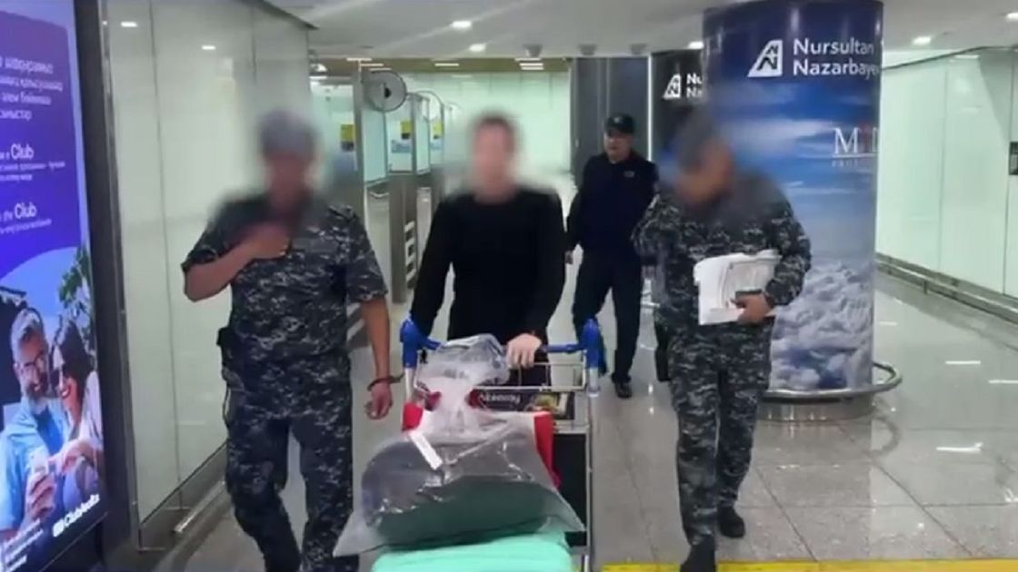 Задержанного ведут стражи порядка