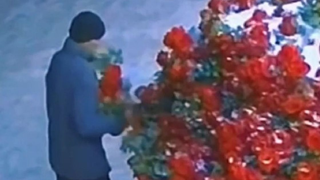 Мужчина с букетом